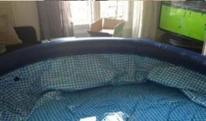 Une piscine gonflable dans la cellule d’un détenu !