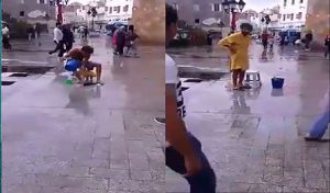 Ça se passe à Tunis… il prend sa douche en pleine rue (VIDÉO)