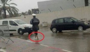 Pluies diluviennes à Sfax : Un policier émeut la toile