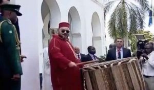Le roi Mohammed VI fait sensation sur la toile en jouant de la percussion (VIDÉO)