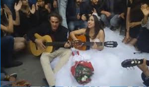 Ce couple tunisien a choisi l’avenue Habib Bourguiba pour célébrer son mariage (VIDÉO)