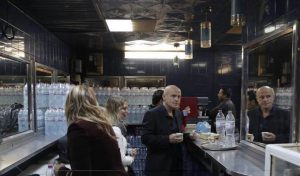 Olivier Poivre d’Arvor dans le train Tunis-Sfax