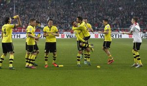 Bundesliga: Dortmund bat Stuttgart 2-0 et revient à six points du Bayern