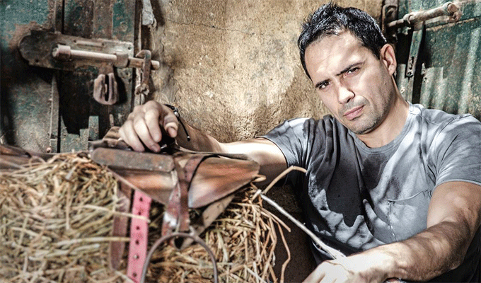 Vidéo : Dhafer Abidine dans une série britannique