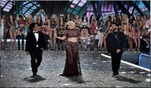 Lady Gaga habillée par Azzedine Alaïa lors du défilé Victoria’s Secret