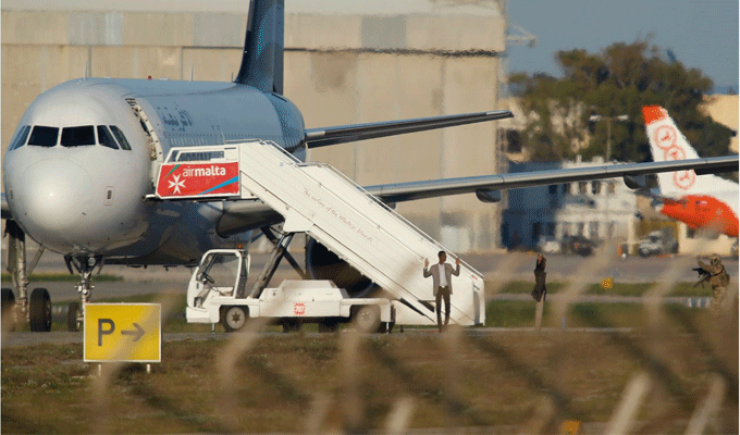 En photo à Malte : Les pirates de l’air se sont rendus à l’armée