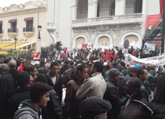 Des manifestants inquiets sur le sort de la Tunisie après qu’elle commence à en finir avec le terrorisme