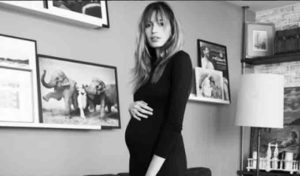 Kenza Fourati poste des photos de sa grossesse