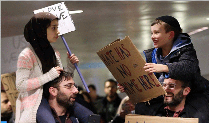 USA : Lorsque les Juifs soutiennent les Musulmans à l’aéroport JFK