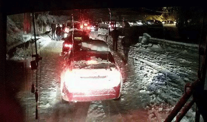 En photo : Des voitures et des bus bloqués par la neige à Aïn Draham