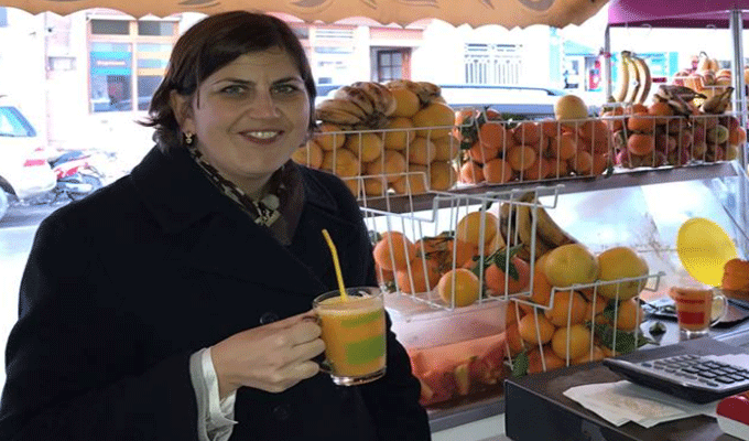 L’ambassadrice Canadienne boit un jus d’orange frais à Cité Intilaka, en photo