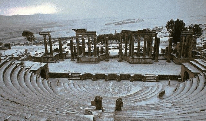 En photo : Les ruines de Dougga sous la neige