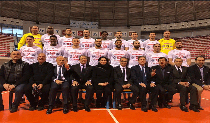 En photo : L’ambassadeur Olivier Poivre d’Arvor avec l’équipe tunisienne de handball