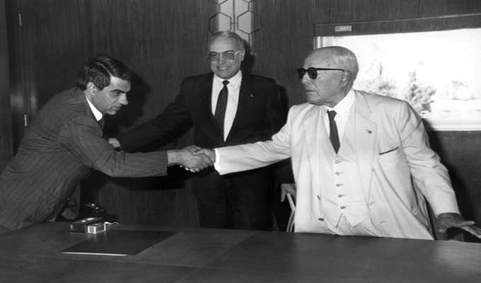 Habib Ammar dédicace son livre des Coulisses de Carthage en 1987