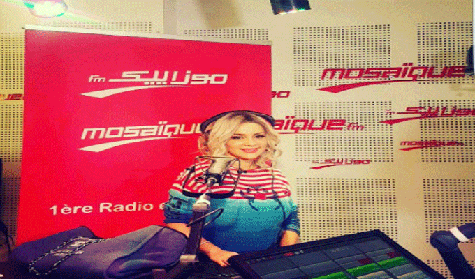 Manel Amara chante ‘Baznès’ sur les ondes de Mosaïque Fm