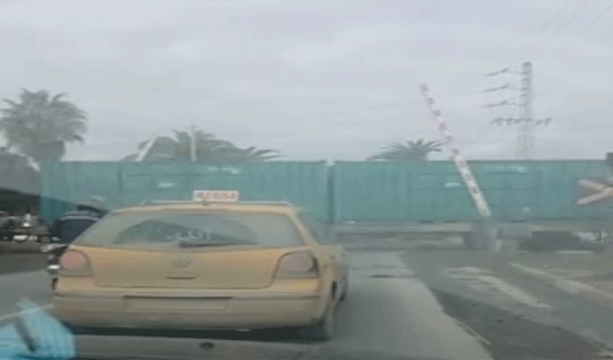 Sidi Rezig : Il filme un passage à niveau avec une barrière défectueuse