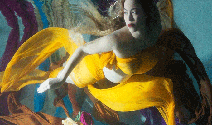 Beyoncé poste de nouvelles photos de sa grossesse