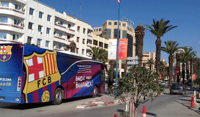 Le bus officiel du FC Barcelona qui circule à Tunis suscite l’interrogation de nombreux Tunisiens…