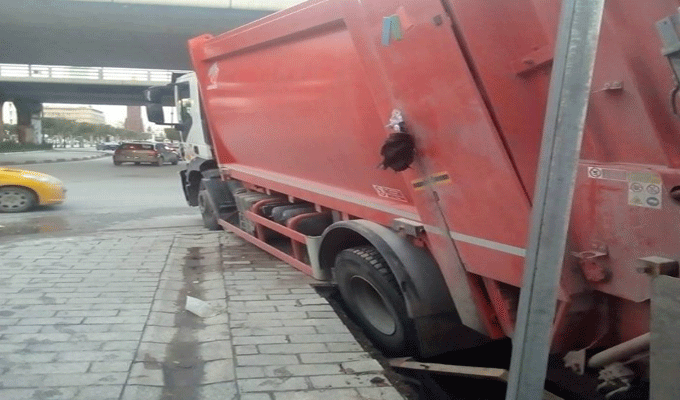 Tunis : Un camion poubelle bloqué à cause d’un regard de chaussée sans plaque