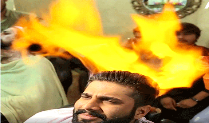 Vidéo : Il coiffe ses clients avec du feu