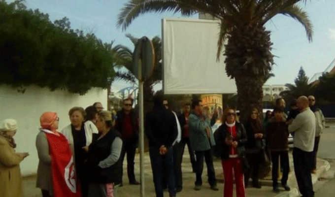 Un rassemblement devant la maison de Moncef Marzouki, en photo
