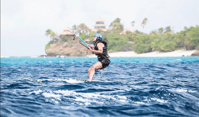 Barack Obama s’initie kite-surf avec le milliardaire Richard Branson, photos