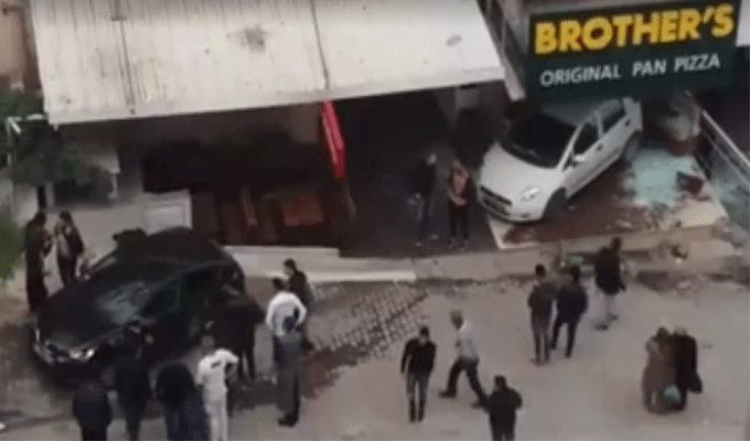 Vidéo : Une voiture se retrouve sur la façade d’un resto à Ennasr suite à un accident