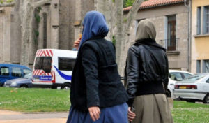 France : Forcée d’enlever son foulard pour voter, elle saisit la justice
