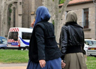 France : Forcée d’enlever son foulard pour voter, elle saisit la justice