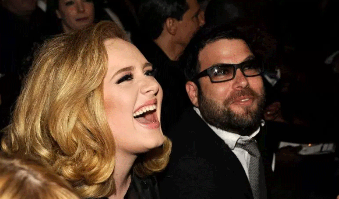 Adele annonce officiellement son mariage avec Simon Konecki lors d’un concert