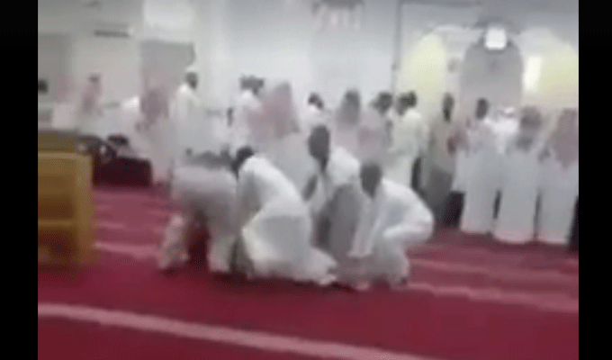 Arabie Saoudite : Il se proclame ‘Mehdi Al-Montadhar’ et se fait tabasser par les fidèles, vidéo