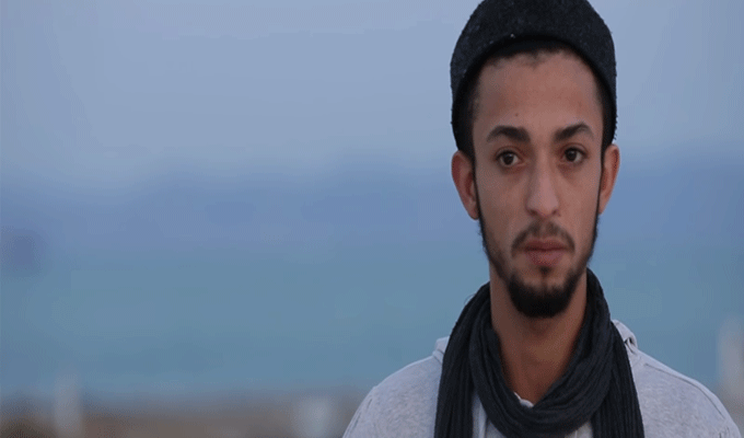 “Au pays de la démocratie naissante”, un documentaire qui retrace la vie d’un homosexuel en Tunisie, vidéo