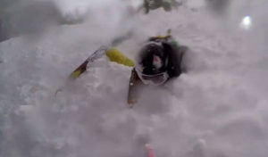 Piégé par une avalanche un skieur filme son calvaire en direct (VIDÉO)