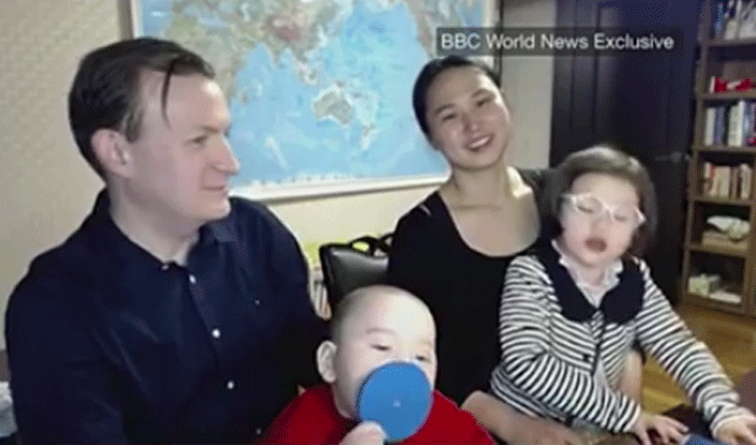 Le professeur et son épouse sur BBC pour expliquer le succès de la vidéo