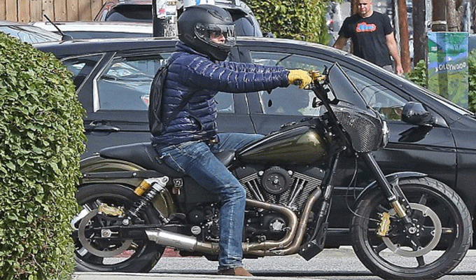 Photos exclusives de Brad Pitt dans un studio d’art à Los Angeles