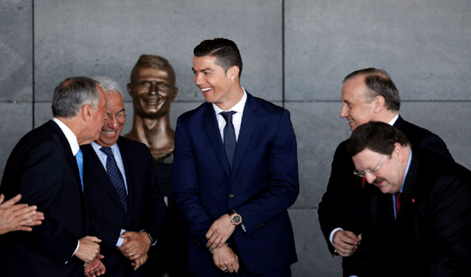 Découvrez l’horrible statue de Cristiano Ronaldo disposée à l’aéroport de Madère
