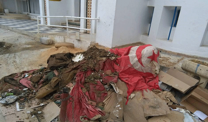 La Marsa : La photo du drapeau national avec les ordures crée l’indignation des internautes