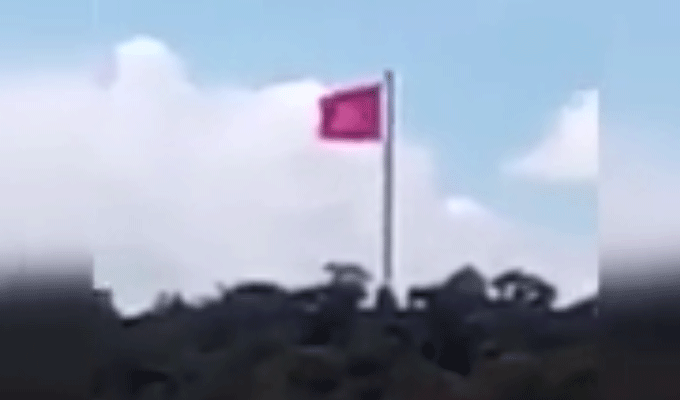 Le grand drapeau a été remis à sa place