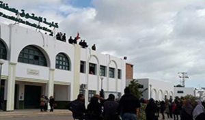 Sfax : Des étudiants de la Faculté de droit envahissent le siège du gouvernorat