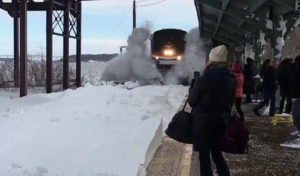 C’est ce qui arrive quand on s’approche beaucoup du quai de la gare ! (VIDEO)