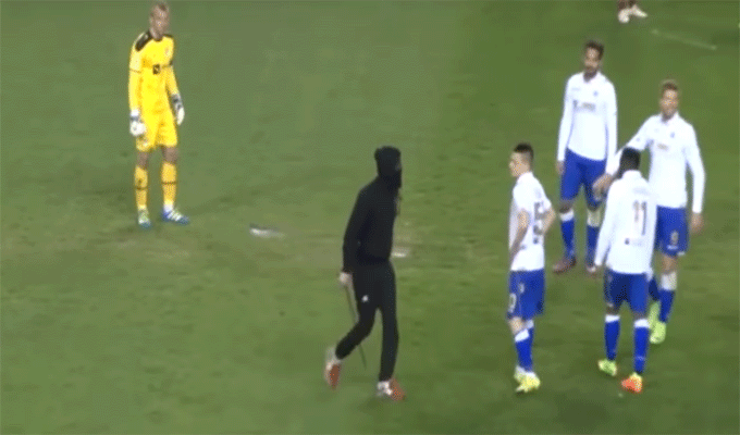 Vidéo : Un hooligan attaque l’arbitre avec une barre en fer sur le terrain
