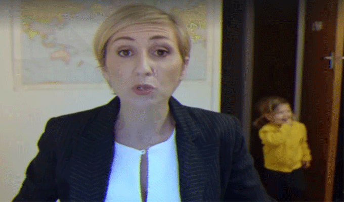 Humour : Une femme imite le professeur Kelly, vidéo