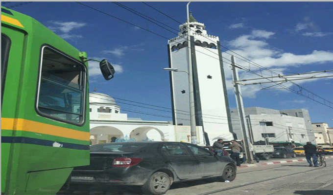 Durant la prière du Vendredi l’Imam appelle un propriétaire d’une Symbole à déplacer sa voiture