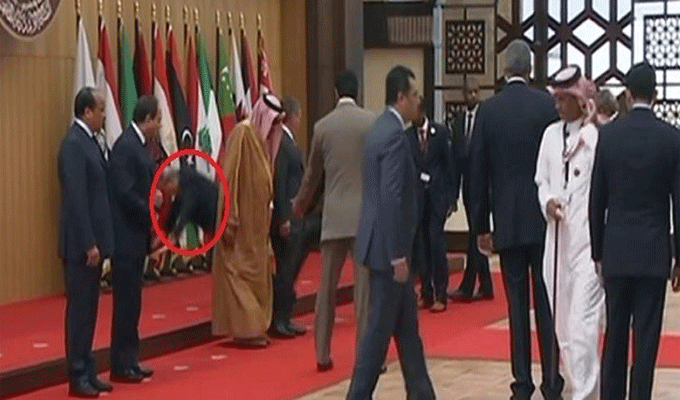 Le président du Liban, Michel Aoun, fait une chute alors qu’il devait être pris en photo, vidéo