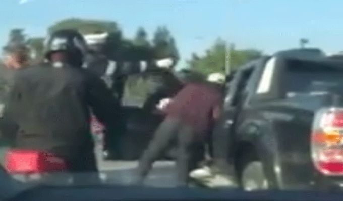 Scandale : Un agent de police de la circulation gifle un citoyen et l’agresse, vidéo