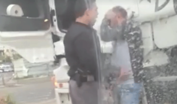 Un policier israélien tabasse un Palestinien sur les terres occupées, vidéo