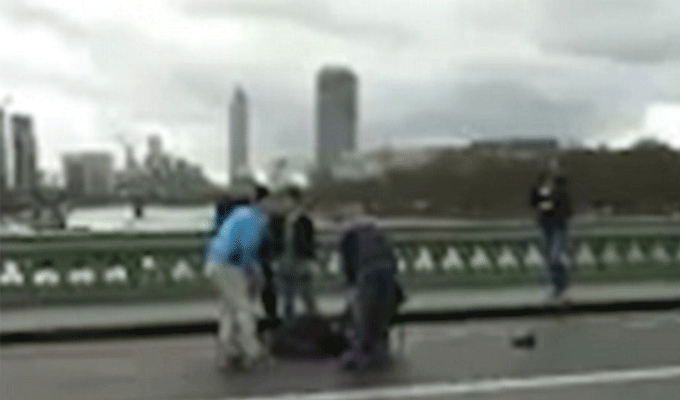 En vidéo : Un individu se jette du pont pour éviter le terroriste de Londres