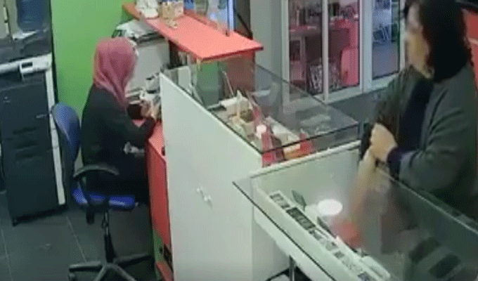 Une cliente vole un téléphone portable dans un magasin à Tunis, vidéo