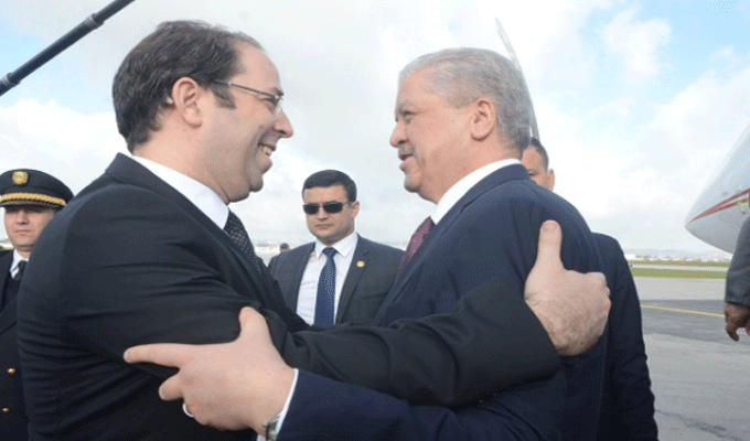 En photo : Youssef Chahed accueille le Premier ministre algérien à l’aéroport