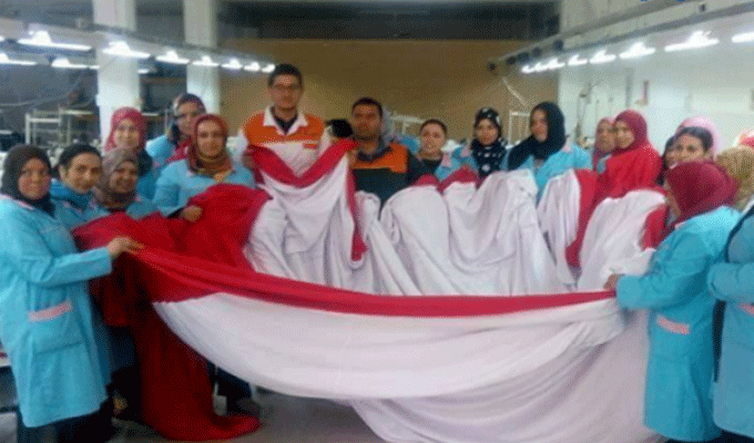 En photo : Des citoyens décident de coudre le drapeau national géant